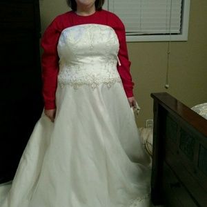 Ivory wedding dress size 24. Never worn.